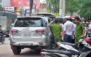 Đôi nam nữ tử vong bất thường trên chiếc ô tô vẫn đang nổ máy