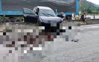 Xe Camry nát đầu, long bánh vì tránh... đàn bò