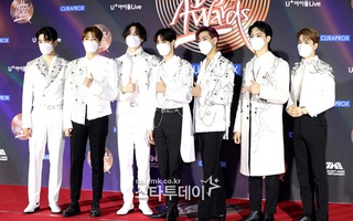Thảm đỏ Grammy Hàn 2021 ngày 2: GOT7 buồn thiu sau tin tan rã, TWICE khoe chân dài, Jungkook tóc vàng chóe bên “em trai BTS” mặc váy