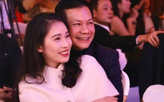 Không hổ danh đệ nhất lãng mạn, Shark Hưng khiến dân tình "đỏ mặt" trước khoảnh khắc tình tứ như thanh niên đôi mươi với vợ Á hậu