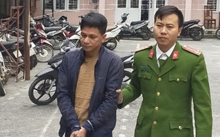 Cô gái đang ngủ bị kẻ lạ mặt đột nhập vào nhà dí dao, cướp tài sản