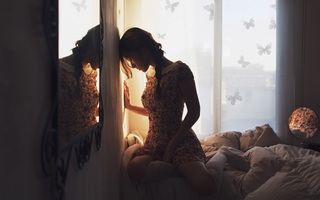 Đi chợ về thấy chồng hùng hồn bảo đã mang cho chị hàng xóm chục cái bánh chưng ăn Tết 