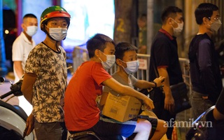 Hà Nội: Người dân tranh thủ tiếp tế nhu yếu phẩm cho người thân bên trong khu vực phong tỏa ở Bệnh viện Việt Đức