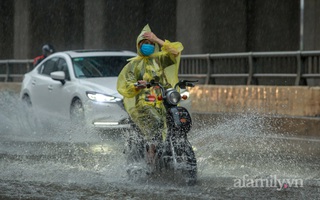 Hà Nội đã tắc đường còn mưa to, nhiều nơi phải "rẽ sóng" đi làm