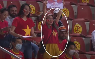 CĐV ngồi khán đài cổ vũ Việt Nam nhưng buồn thiu, chán nản khi Oman bị "xé lưới": Nghi là do sợ "nóc nhà" kế bên