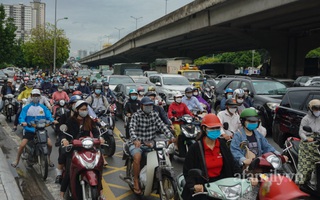 Đường phố Hà Nội đông nghịt trong ngày đầu trở lại "bình thường mới"