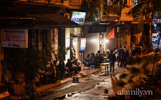 Cuối tuần "bình thường mới" đầu tiên: Phố lẩu, nướng ở Hà Nội đông nghịt từ tối đến đêm bất chấp mưa rét, khách ngồi không giãn cách