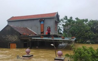 Hàng chục xã ở Quảng Bình - Huế ngập sâu trong nước, hồ thủy điện ào ạt xả lũ