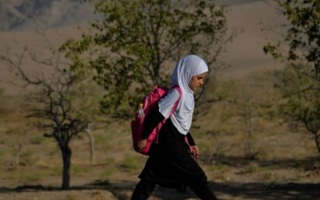 “Vì sao em không được đi học?”: Giấc mơ nữ sinh Afghanistan bị chôn vùi dưới thời Taliban