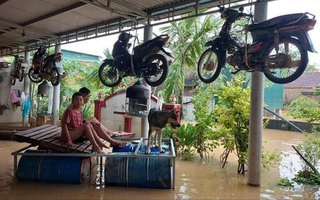 Biển nước bủa vây hàng nghìn ngôi nhà ở miền Trung