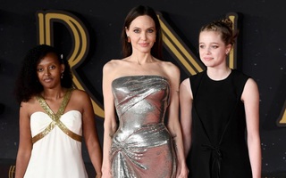Angelina Jolie diện đầm ôm sát hút mọi ánh nhìn, dắt tay 2 con gái đẹp như thiên thần trên thảm đỏ LHP Rome