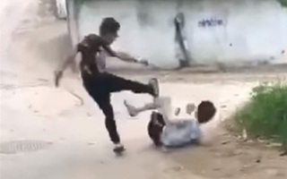 Nam sinh bị dìm xuống mương nước sau khi bị các đối tượng đánh ngất xỉu