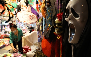 Đồ chơi 'ma quỷ' kinh dị tràn ngập phố Hàng Mã dịp Halloween