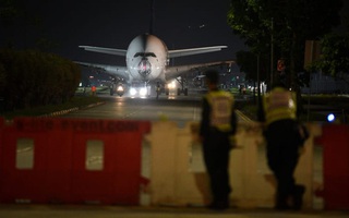 Hình ảnh độc nhất vô nhị: Siêu máy bay A380 xếp hàng đi trên đường phố Singapore và cái kết buồn cho những gã khổng lồ của bầu trời