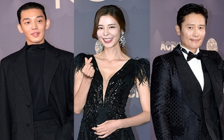Thảm đỏ LHP Busan ngày 3: Tài tử Lee Byung Hun đụng độ "em trai Song Hye Kyo" Yoo Ah In