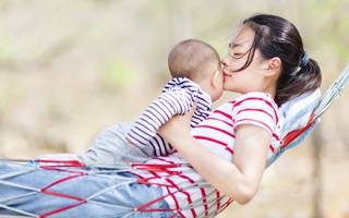 Kiểu ru ngủ đơn giản, hiệu quả giúp con ngủ say nhanh chóng nhưng nguy hiểm có thể để lại di chứng cả đời