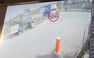 Xe máy ôm cua định "đua" với container và cú phanh kịp thời cứu mạng người trong gang tấc