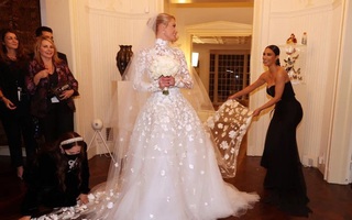 Khoảnh khắc cực hiếm trong đám cưới Paris Hilton: “Cô hầu” Kim Kardashian tươi cười nâng váy giúp cô dâu