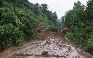 Đang lên đèo, xe khách bất ngờ bị đất đá trên núi đổ xuống vùi lấp