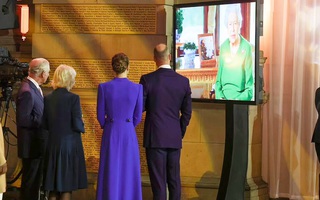 Bức ảnh mới nhất cho thấy ẩn ý tinh tế của Nữ hoàng Anh khiến Meghan và Harry ôm hận trong lòng