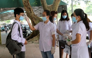 Hôm nay, học sinh khối 9 nhiều huyện của Hà Nội quay lại trường học