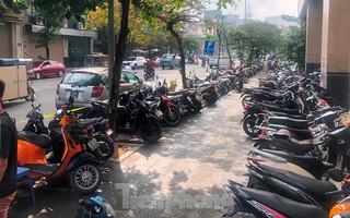 Bãi xe phục vụ khách đi tàu Cát Linh - Hà Đông "chặt chém" giá