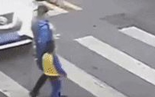 Thấy mẹ bị xe ô tô đâm trúng, con trai làm ngay 1 hành động mà ai cũng thốt lên: Có đứa con đáng "đồng tiền bát gạo" quá!