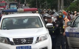 Công an dẫn giải người đàn ông nổ súng gây rúng động TP Long Khánh