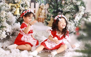 Hai bé gái chụp ảnh Noel "cực nhoi, không tấm nào đàng hoàng" nhưng lại được khen tới tấp vì điều này