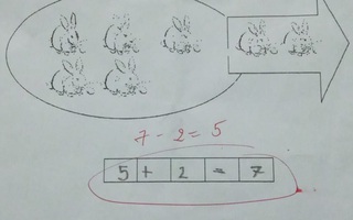 Bài toán tính 5 + 2 = 7 bị cô gạch bỏ rồi chữa lại, dân mạng xem xong lời giải thích liền phát “lú”