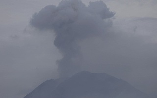 Núi lửa Semeru ở Indonesia phun trào: Số nạn nhân thiệt mạng tăng lên 13 người