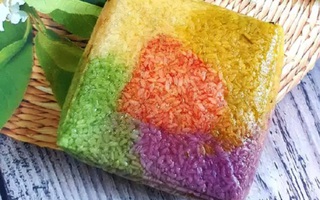 Cận Tết, bà nội trợ Việt rầm rộ đặt bánh chưng gấc, bánh chưng nếp cẩm và ngũ sắc giá 130-160 ngàn đồng/chiếc vì lạ miệng
