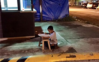 Ngồi học trên vỉa hè dưới ánh điện leo lét, cậu bé nghèo khổ không ngờ nhờ bức ảnh vô tình chụp lại đã khiến cuộc đời em rẽ sang hướng khác
