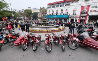 Cận cảnh dàn 'xế khủng' đổ bộ Hồ Gươm sáng mồng 1 Tết