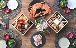 "Chiêu" đơn giản tạo vẻ đẹp sống động cho bữa tiệc tại nhà nhờ cách phối màu bàn ăn cực chuẩn