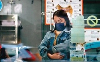 Trần Kiều Ân xuất hiện với vẻ ngoài tăng cân, tay ôm chặt bụng sau tin đồn mang thai con đầu lòng ở tuổi 42?