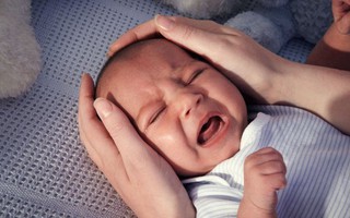 Cha mẹ mắt thâm quầng mòn mỏi dỗ con khóc dạ đề, thử cách của bác sĩ khoa sơ sinh xem sao!