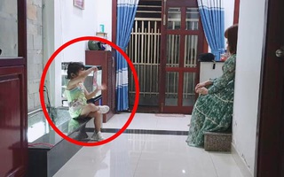 Bé gái 2 tuổi bắt mẹ uốn éo tạo dáng để chụp ảnh, canh góc đủ kiểu ra vẻ chuyên nghiệp nhưng khi xem kết quả, mẹ chỉ biết "khô lời"