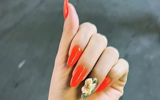 Sao Việt khoe nail đón Tết: Tóc Tiên style đơn giản, Hoàng Thùy Linh có nail “ăn chơi”, nhìn sang Châu Bùi mà thương