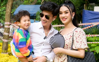 "Quý tử" nhà Lâm Khánh Chi càng lớn càng đáng yêu, thích thú đi chợ hoa cùng bố mẹ