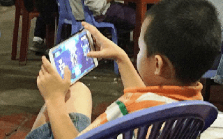 Nghiện điện thoại ở trẻ: Hậu quả và cách ứng phó