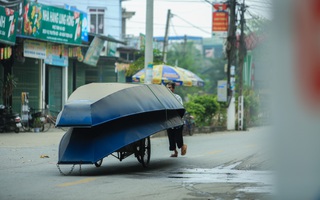 Ảnh: Chùa Hương "hối hả" trước ngày mở cửa trở lại, tiểu thương rục rịch sắp đồ chuẩn bị đón khách