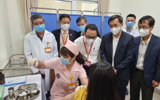 6 tình nguyện viên tiêm thử nghiệm vắc xin COVIVAC phòng COVID-19 của Việt Nam