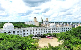"Đại học cung điện" độc nhất vô nhị tại Việt Nam: Sinh viên ngỡ lạc tới trời Âu, có hẳn CÔNG VIÊN GIẢI TRÍ siêu hoành tráng!