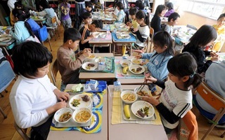 6 học sinh, 1 giáo viên mẻ răng khi ăn trưa, rùng mình trước sự thật nấu ăn của nhà trường