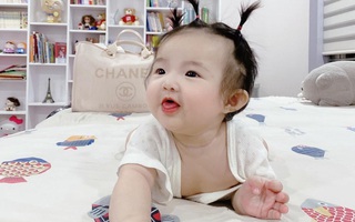 Hiếm lắm mới thấy con gái Đông Nhi cười tươi khi chụp ảnh, cực xinh xắn nhưng cũng lém lỉnh không kém