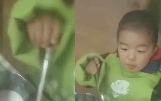 Mẹ chưa đóng tiền nên bé mầm non khóc mãi cô giáo mới cho ăn sáng, hành động sau đó của cô khiến dân mạng nhao nhao đòi đuổi việc 