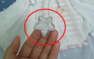 Bé 7 tháng tuổi đang nằm chơi bỗng dưng cáu gắt, nôn ọe vì nuốt phải một vật trên áo: Rất nhiều mẹ đang cho con mặc áo kiểu này!