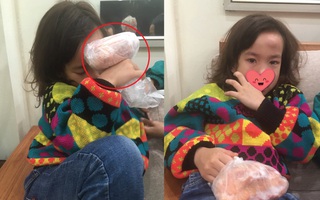 Con ngã sưng đầu mà nhà lại không có đá để chườm, cách xử lý của bà mẹ khiến cộng đồng mạng ngả mũ bái phục vì độ sáng tạo