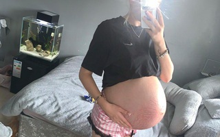 Nhìn bụng bầu to bự chảng, ai cũng đoán bà mẹ này mang thai đôi, đến khi em bé ra đời thì mọi người đều "câm nín"